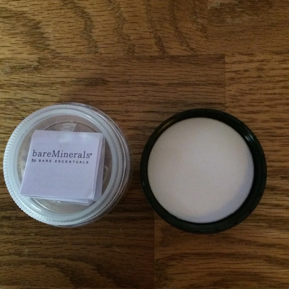 NWT BareMinerals Medium Foundation SPF 15 & Bag